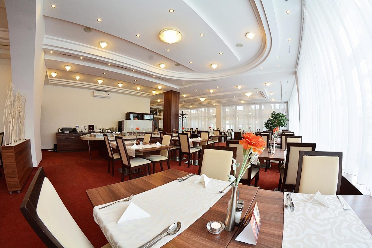 Alexandra Šport Hotel Púchov Exteriör bild