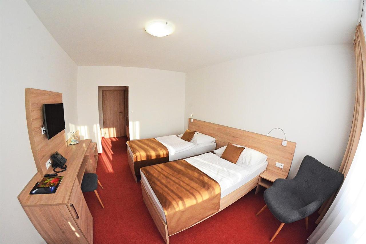 Alexandra Šport Hotel Púchov Exteriör bild